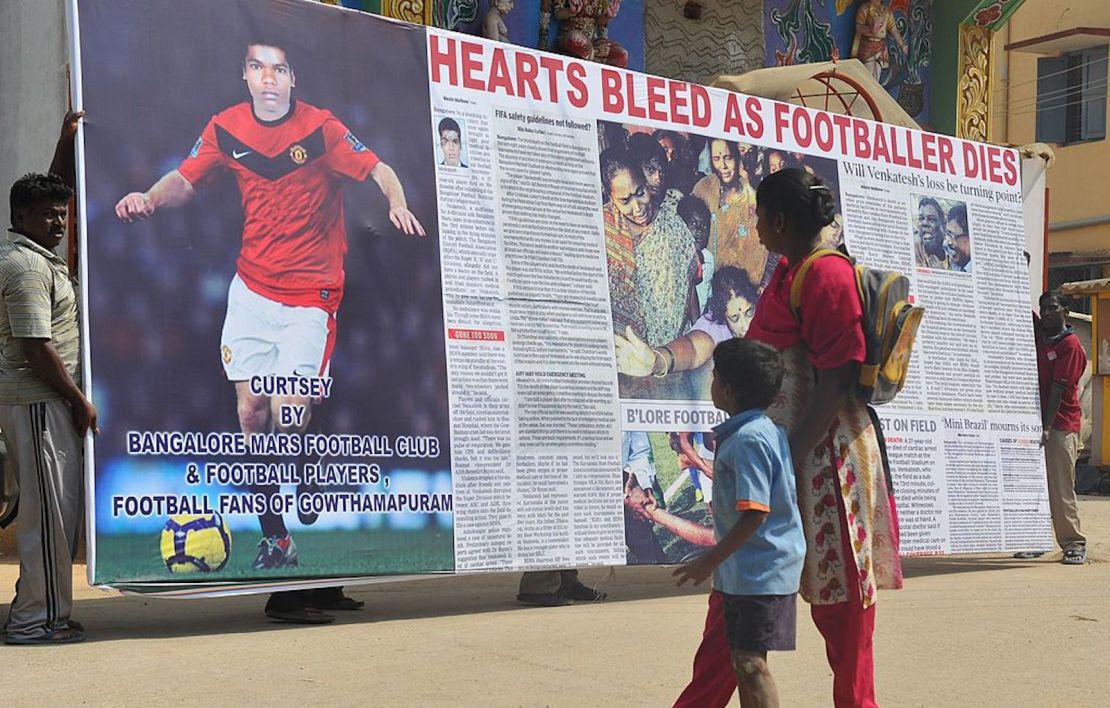 El jugador de fútbol del Bangalore Mars Club, D. Venkatesh, de 27 años, entró como suplente en el minuto 73 del partido contra el equipo South Western Railway antes de colapsar en los últimos minutos del partido.