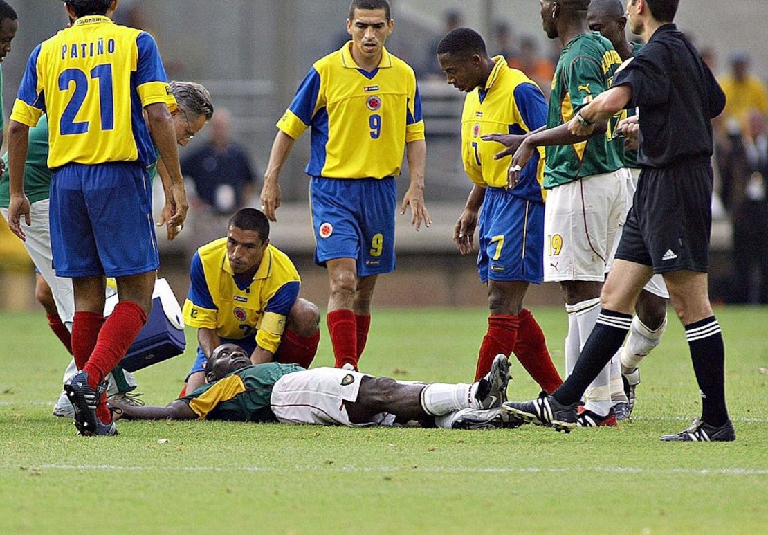 El centrocampista camerunés Marc-Vivien Foe colapsó en el campo durante el partido de la Copa Confederaciones de fútbol semifinal entre Colombia y Camerún en el estadio Gerland en Lyon, Francia. En esta imagen el colombiano Iván Ramiro Córdoba lo asiste luego de que cayera al suelo.