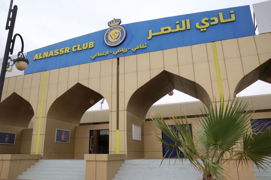 Esta fotografía del 2 de enero de 2023 muestra una vista general de la entrada principal del club de fútbol saudí al-Nassr en la capital, Riad, donde jugará Cristiano Ronaldo tras firmar un contrato para la temporada 2023.2025.