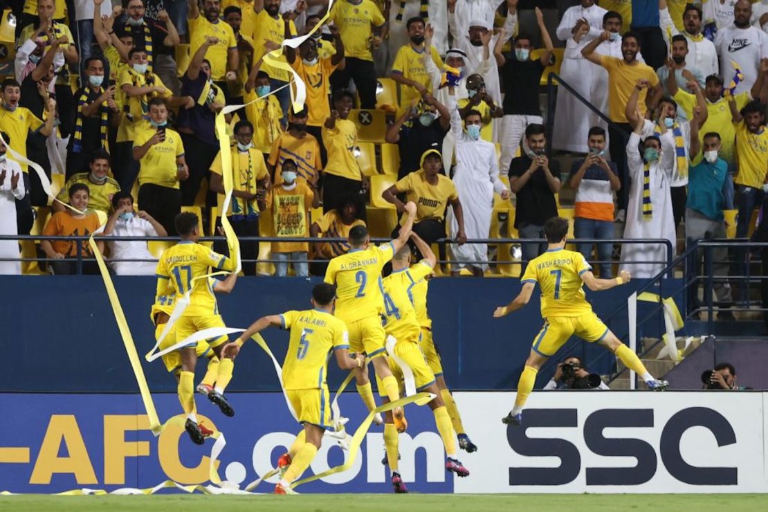 Los jugadores del Al Nassr celebran un gol durante el partido de fútbol de cuartos de final de la Liga de Campeones de la AFC entre Al-Wahda de EAU y Al-Nassr de KSA el 16 de octubre de 2021, en el estadio Mrsool Park en Riyadh.