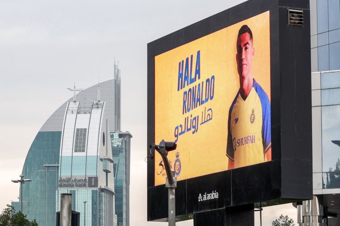 Una valla publicitaria que da la bienvenida al nuevo delantero portugués del club de fútbol saudí al-Nassr, Cristiano Ronaldo (# 7), se muestra a lo largo de una carretera en la capital de Arabia Saudita, Riad, el 3 de enero de 2023.