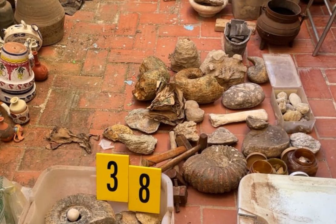 Se encontraron artefactos que incluyen fósiles marinos, cerámica de la Edad del Bronce y armas del siglo XVIII. Crédito: Guardia Civil