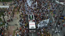 CNNE 1322061 - el ultimo adios a pele en las calles de santos, brasil