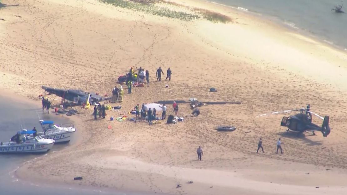 Uno de los helicópteros se estrelló contra un banco de arena cercano a la orilla, mientras que el otro pudo aterrizar sano y salvo. Crédito: Cortesía de Nine News Australia