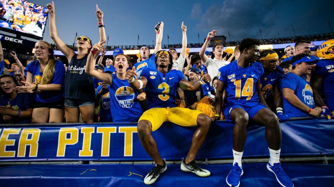 Hamlin (3) celebra durante el partido de fútbol americano universitario entre los UCF Knights y los Pittsburgh Panthers en septiembre de 2019. Crédito: Mark Alberti/Icon Sportswire vía Getty Images