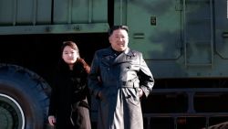 CNNE 1322159 - publican una rara foto de kim jong un con la que se cree es su hija