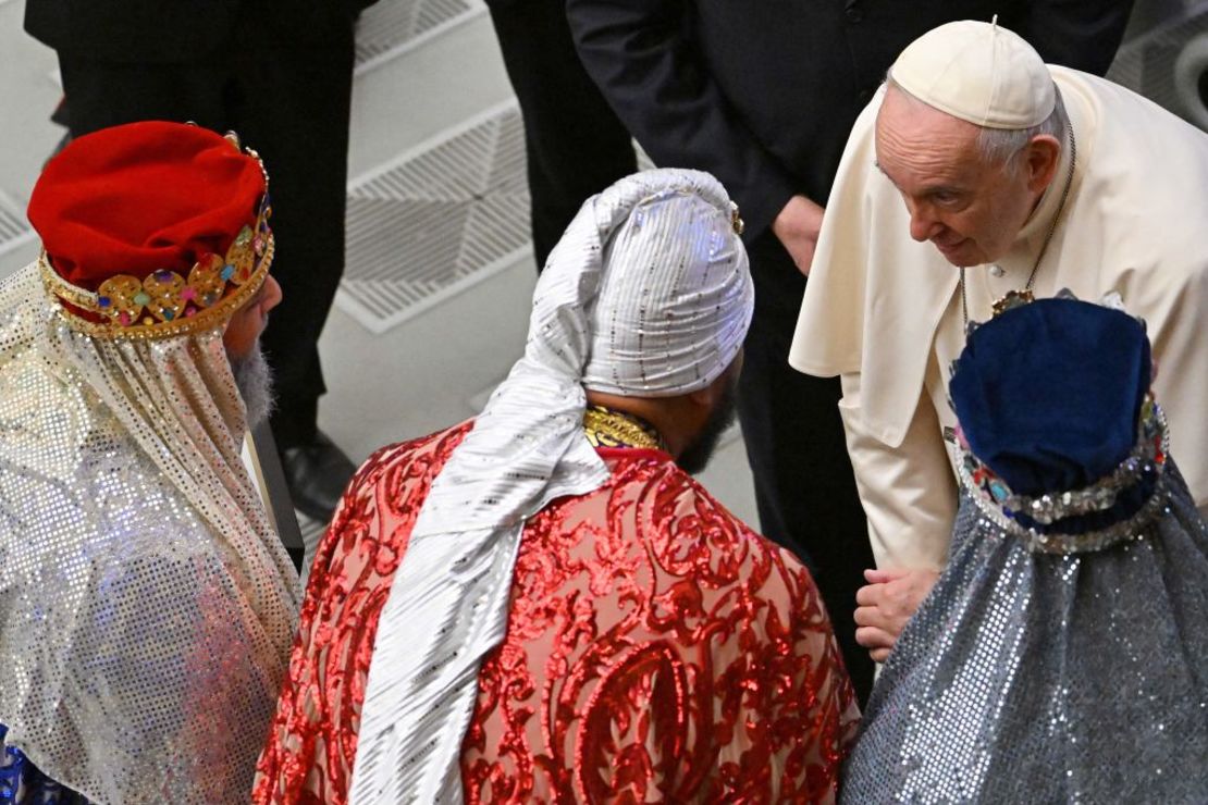 El papa Francisco aluda a fieles vestidos de Reyes Magos durante su audiencia general semanal en el Vaticano el 21 de diciembre de 2022.