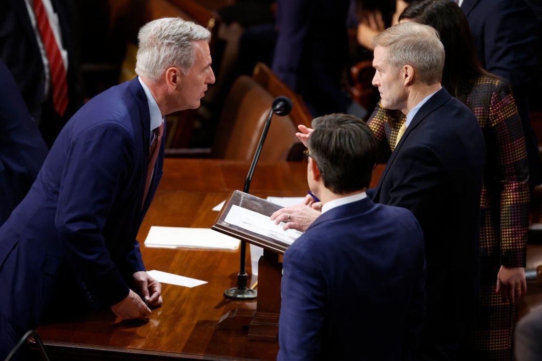 Kevin McCarthy conversa con Jim Jordan, ambos republicanos, en medio de las votaciones que deben definir quién será el próximo presidente de la Cámara de Representantes de EE.UU., el 3 de enero de 2023.