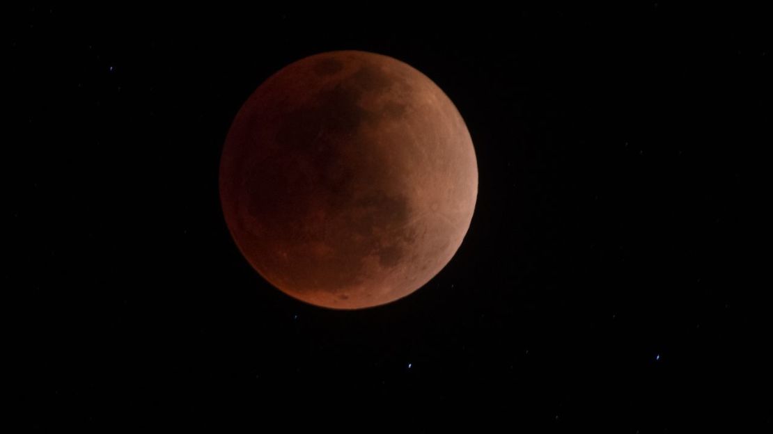 Un eclipse lunar total apareció en los cielos de Canta, al este de Lima, el 15 de mayo de 2022. Crédito: Ernesto Benavides/AFP/Getty Images