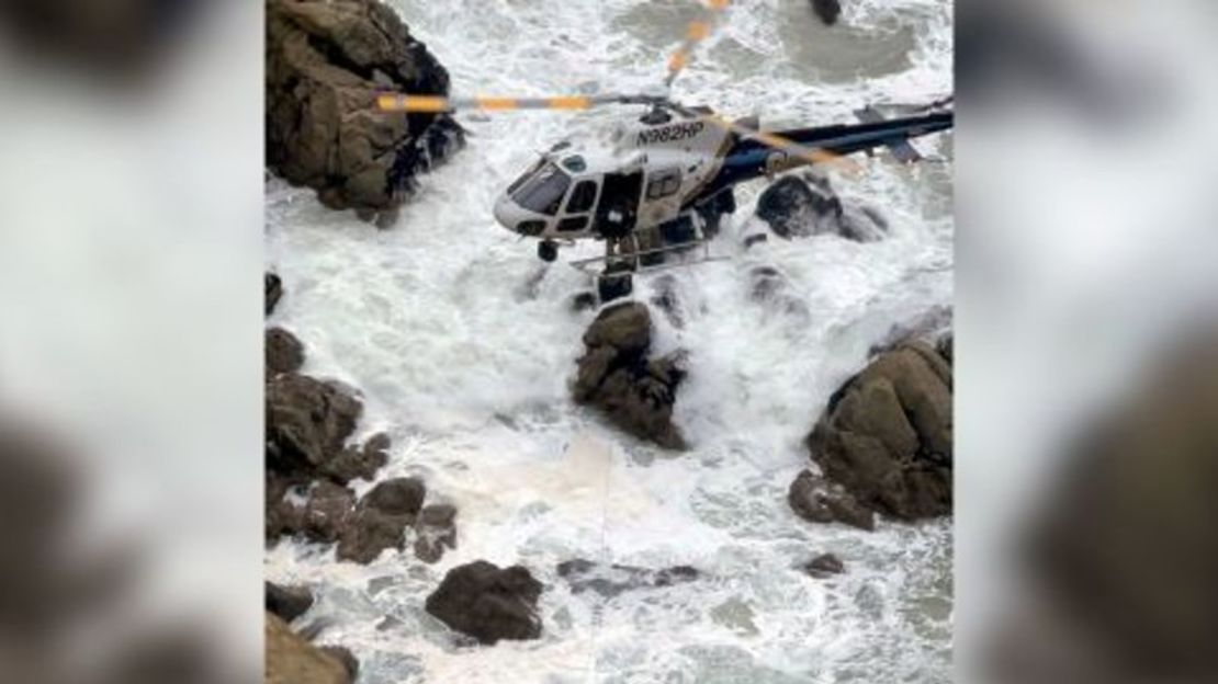 Un helicóptero de la Patrulla de Caminos de California navegó por la escarpada costa para rescatar a dos ocupantes del automóvil.