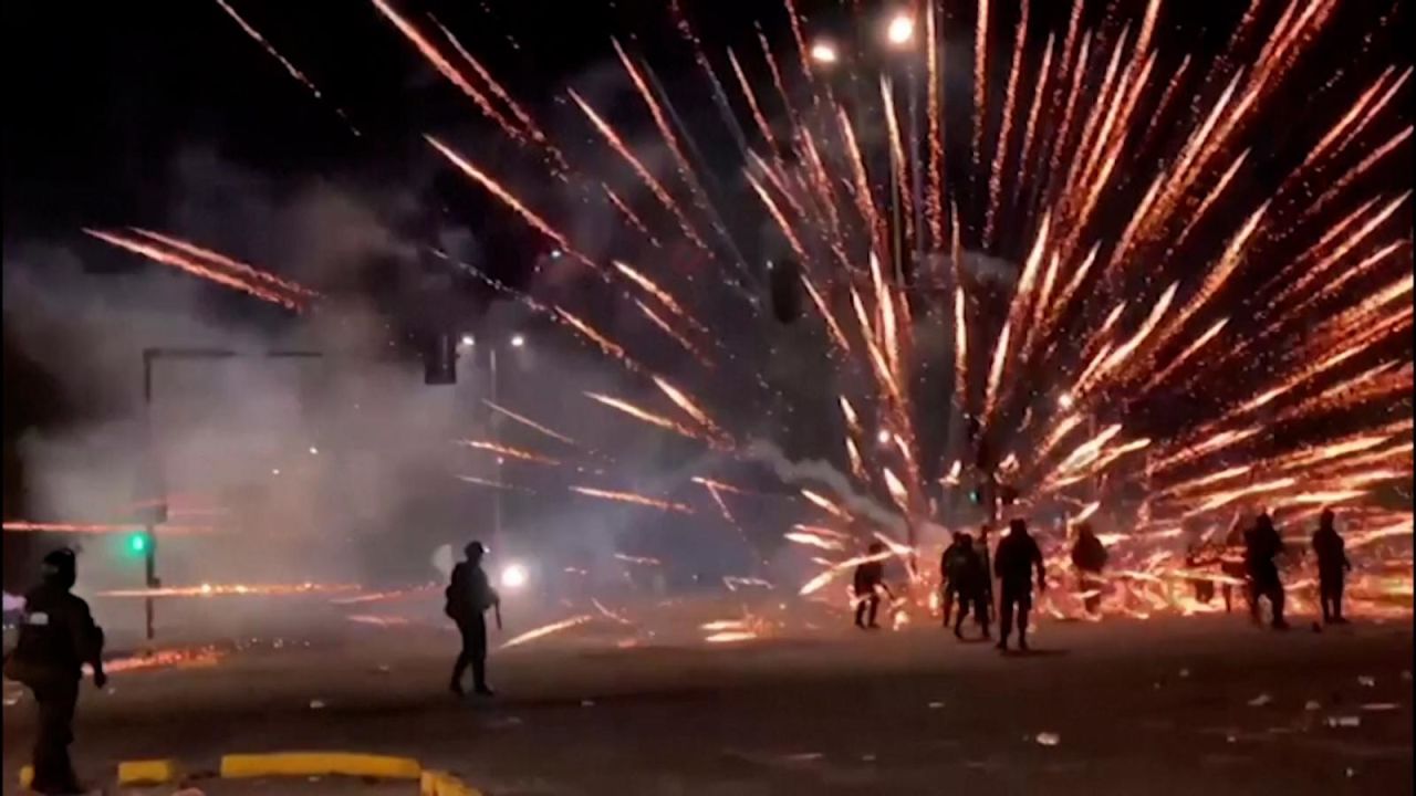 CNNE 1322351 - lanzan fuegos artificiales contra la policia en protestas en bolivia