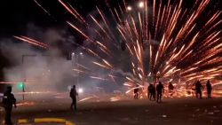 CNNE 1322351 - lanzan fuegos artificiales contra la policia en protestas en bolivia