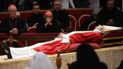 CNNE 1322357 - cientos de miles de personas le dan el ultimo adios a benedicto xvi