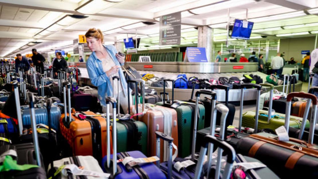 Un viajero busca una maleta en la zona de equipajes de Southwest Airlines en el Aeropuerto Internacional de Denver el 28 de diciembre de 2022. Crédito: Michael Ciaglo/Getty Images