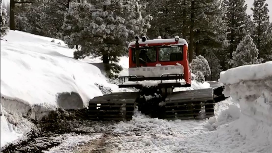 Renner publicó un video en 2019 de él limpiando la nieve en su cuenta de Instagram.