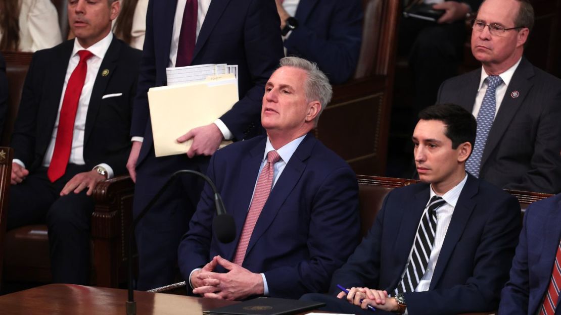 El líder de la minoría de la Cámara de Representantes de EE.UU., Kevin McCarthy, (al centro) toma su asiento cuando llega al inicio del 118º Congreso en la Cámara de Representantes en el Capitolio de EE.UU. el 3 de enero de 2023 en Washington.