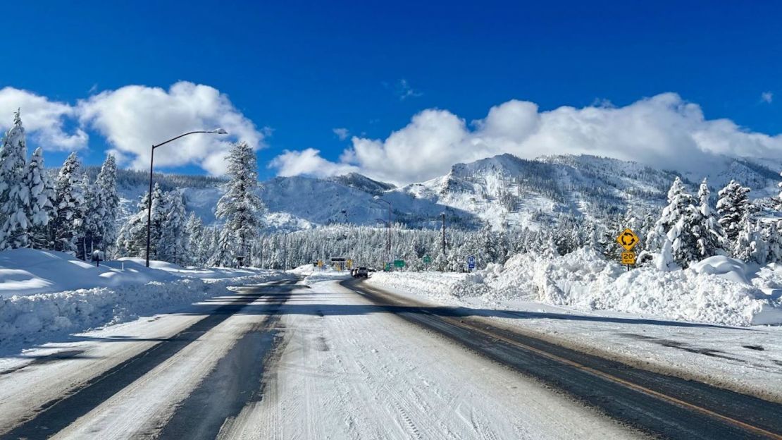 Esta foto fue publicada este 1 de enero de 2023 por el Distrito 3 de Caltrans. Muestra que la autopista Sierra vuelve a estar abierta pero los controles de cadena siguen vigentes mientras las cuadrillas limpian en South Lake Tahoe, California