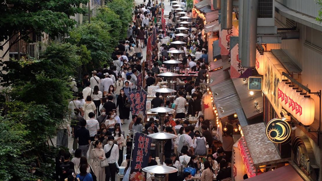 Una multitud frente a los restaurantes cerca del Parque Miyashita de Tokio el 22 de mayo de 2022.