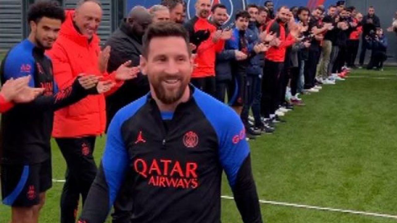 CNNE 1322631 - lionel messi tuvo un recibimiento de campeon en el psg