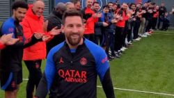 CNNE 1322631 - lionel messi tuvo un recibimiento de campeon en el psg