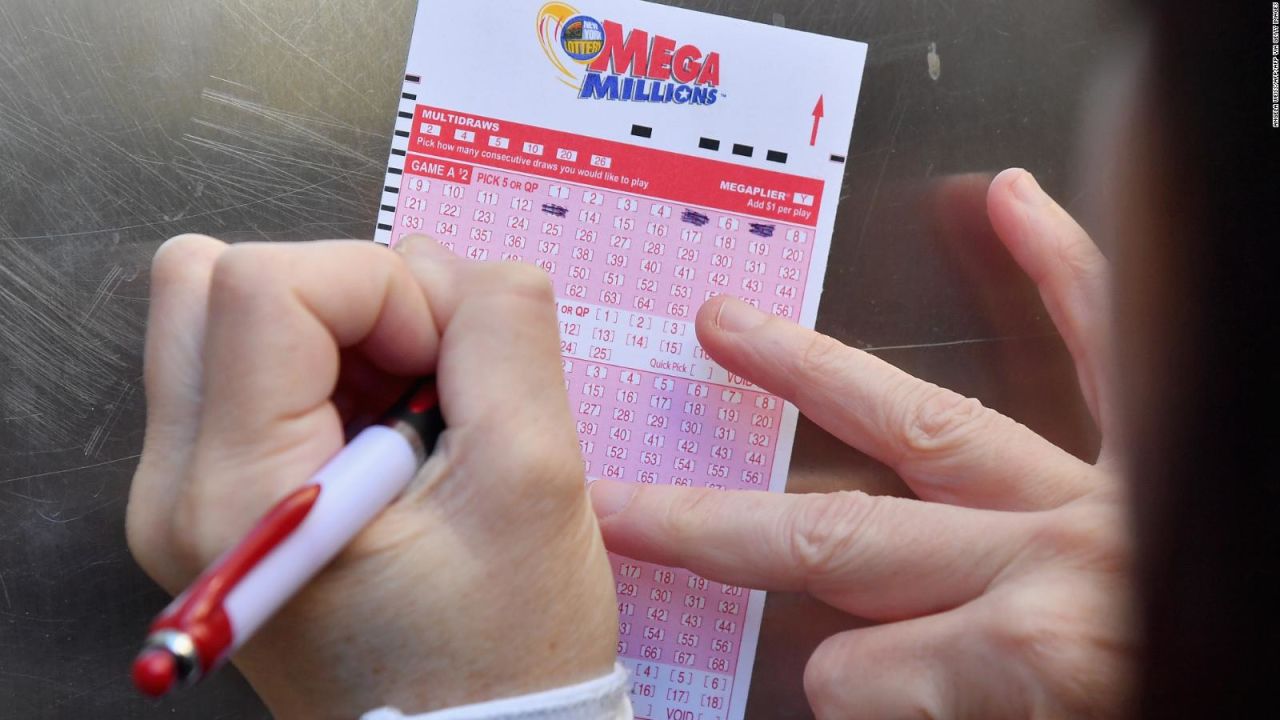 CNNE 1322693 - 5 cosas- loteria mega millions acumula premio de us$ 940 millones, y mas