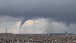 CNNE 1322826 - videos muestran tornados en medio de alertas climaticas en ee-uu-