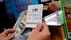 CNNE 1322845 - mega millions acumula un pozo de casi mil millones de dolares