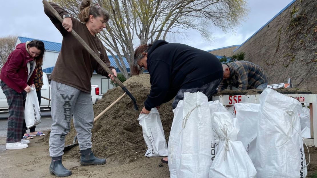 Varias personas llenan sacos de arena en el sur de San Francisco, California, este martes. Los residentes del norte de California se preparan para otra ronda de tormentas potentes y potencialmente peligrosas esta semana. Crédito: Haven Daley/AP