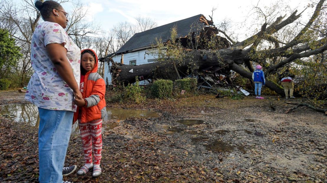 Tara Williams junto a su nieto Major Williams este miércoles después de que un gran árbol cayera sobre una casa en Montgomery, Alabama, durante una fuerte tormenta nocturna. Crédito: Mickey Welsh /Advertiser/USA Today Network