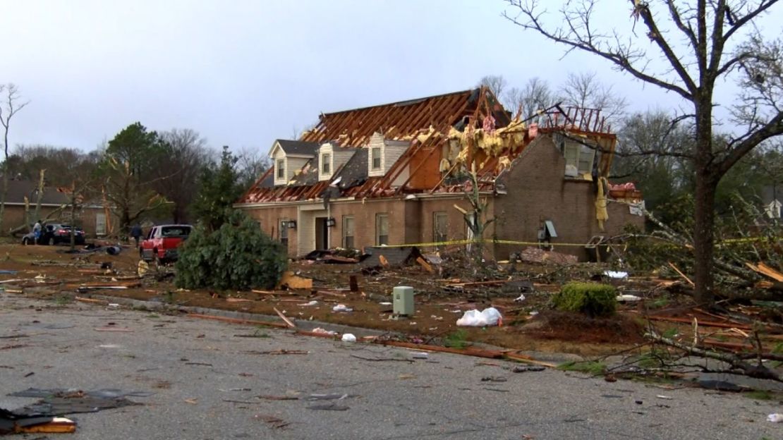 Varias casas y negocios en Montgomery, Alabama, fueron dañados por un posible tornado en la madrugada de este miércoles, según WSFA, afiliada de CNN. Crédito: WSFA