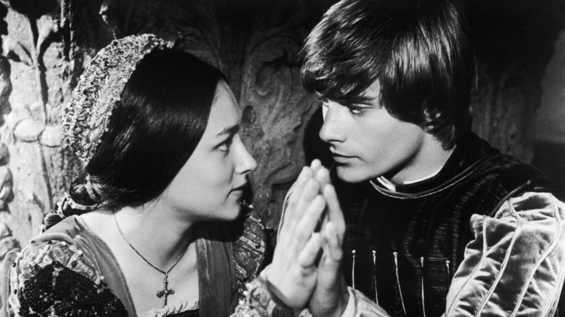 Leonard Whiting y Olivia Hussey en los papeles protagónicos de la versión cinematográfica que dirigió Franco Zeffirelli de "Romeo y Julieta" de Shakespeare, la cual se estrenó en 1968.