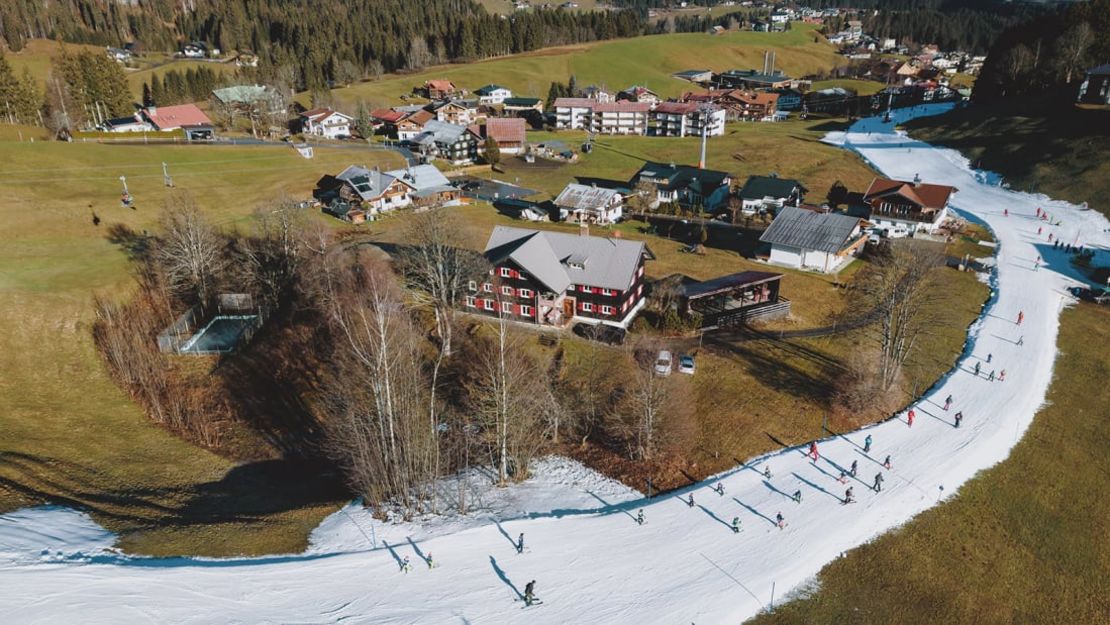 Foto tomada el 30 de diciembre de 2022 de una pista de esquí en Riezlern, Austria. Foto de JFK / EXPA / AFP via Getty Images