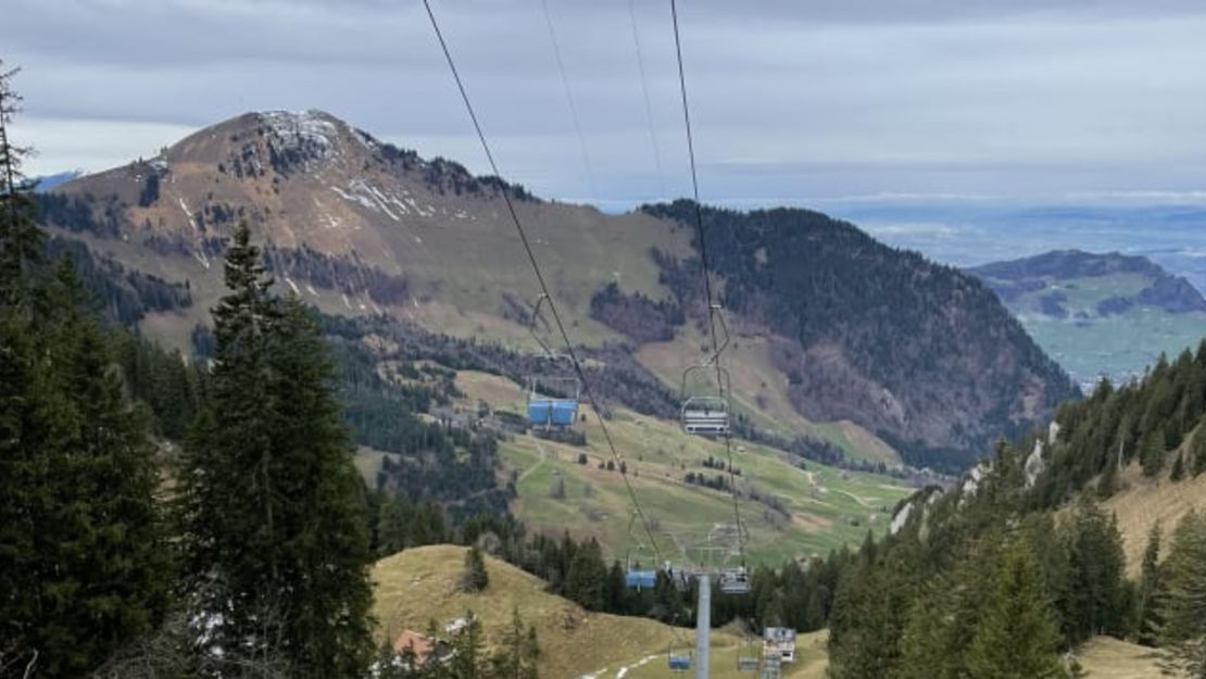 Otra fotografía que muestra la falta de nieve en Klewenalp, Suiza. Crédito: Mark Bennett