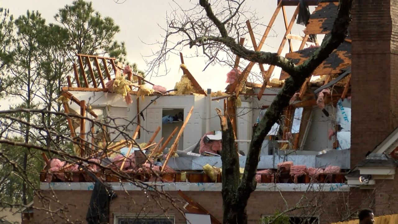 CNNE 1323053 - ee-uu-- aqui los danos a decenas de casas por un tornado en alabama