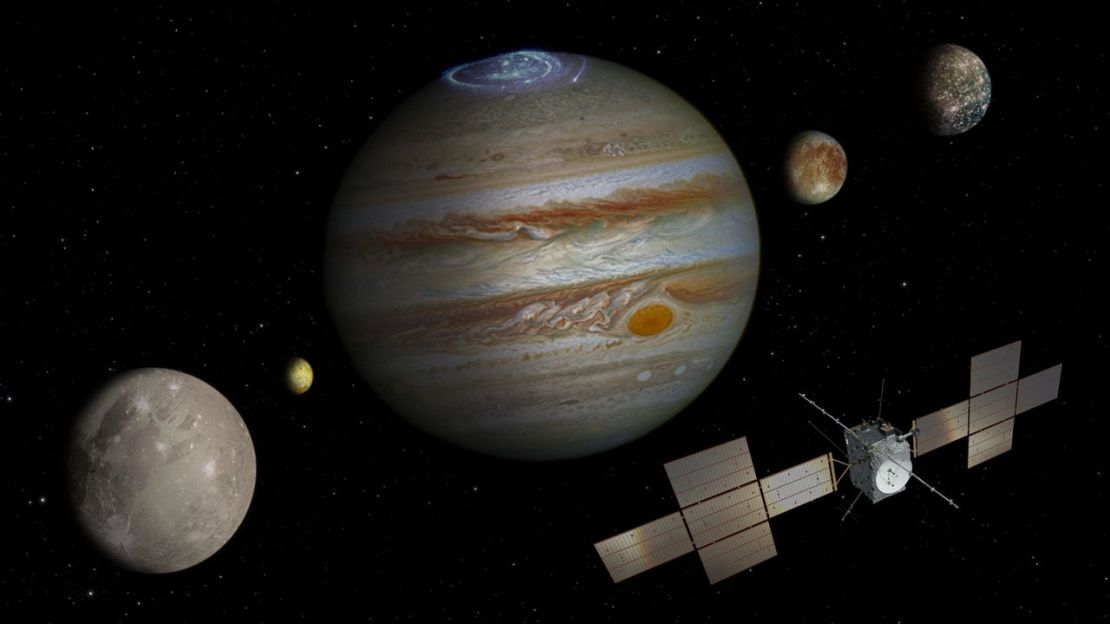 La misión JUICE explorará Júpiter y algunas de sus lunas, como Ganímedes (en primer plano), Calisto (en el extremo derecho) y Europa (en el centro).