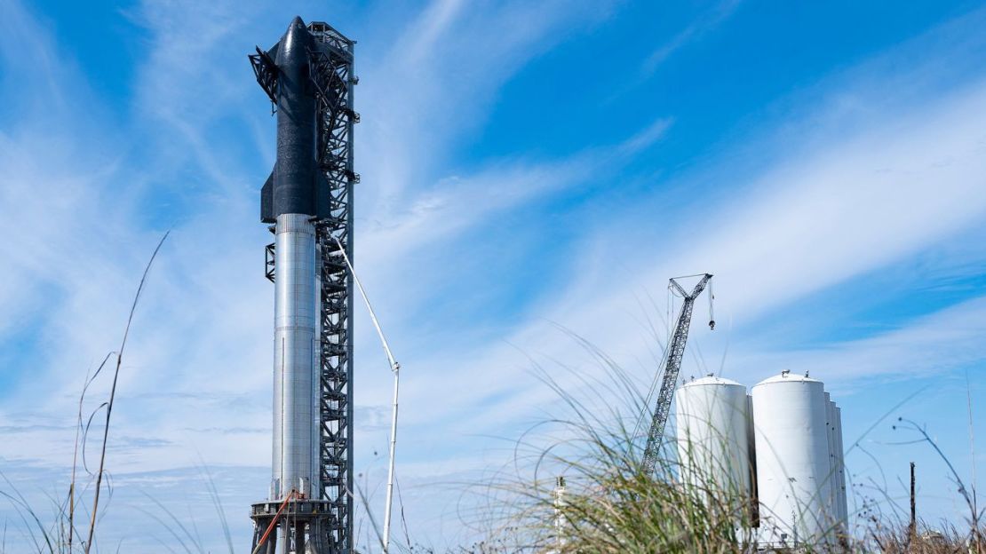 La primera nave estelar orbital SN20 de SpaceX se ve cerca de Boca Chica Village, en el sur de Texas, el 10 de febrero de 2022.