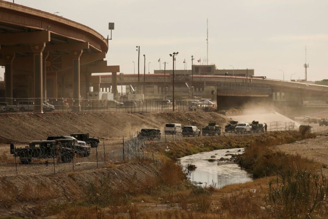 Agentes de la Guardia Nacional vigilan las orillas del Río Grande en la frontera entre El Paso, estado de Texas, Estados Unidos, y Ciudad Juárez, estado de Chihuahua, México, el 28 de diciembre de 2022. Crédito: HERIKA MARTINEZ/AFP vía Getty Images.