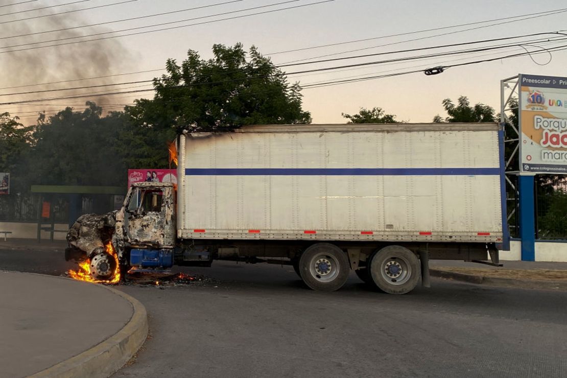 Un camión en llamas al otro lado de la calle durante una operación para arrestar al hijo de Joaquín "El Chapo" Guzmán, Ovidio Guzmán, en Culiacán, Sinaloa, México, el 5 de enero de 2023.