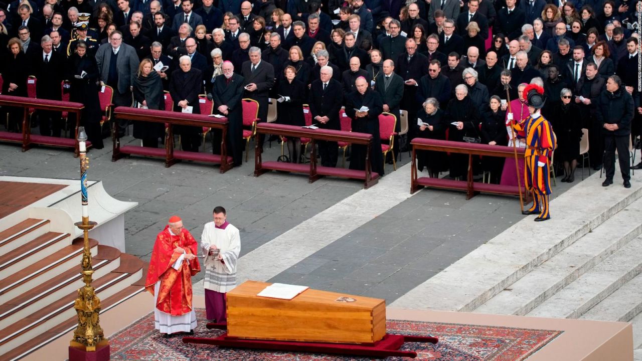 CNNE 1323390 - ¿cual es el futuro del papa francisco tras la muerte de benedicto xvi?