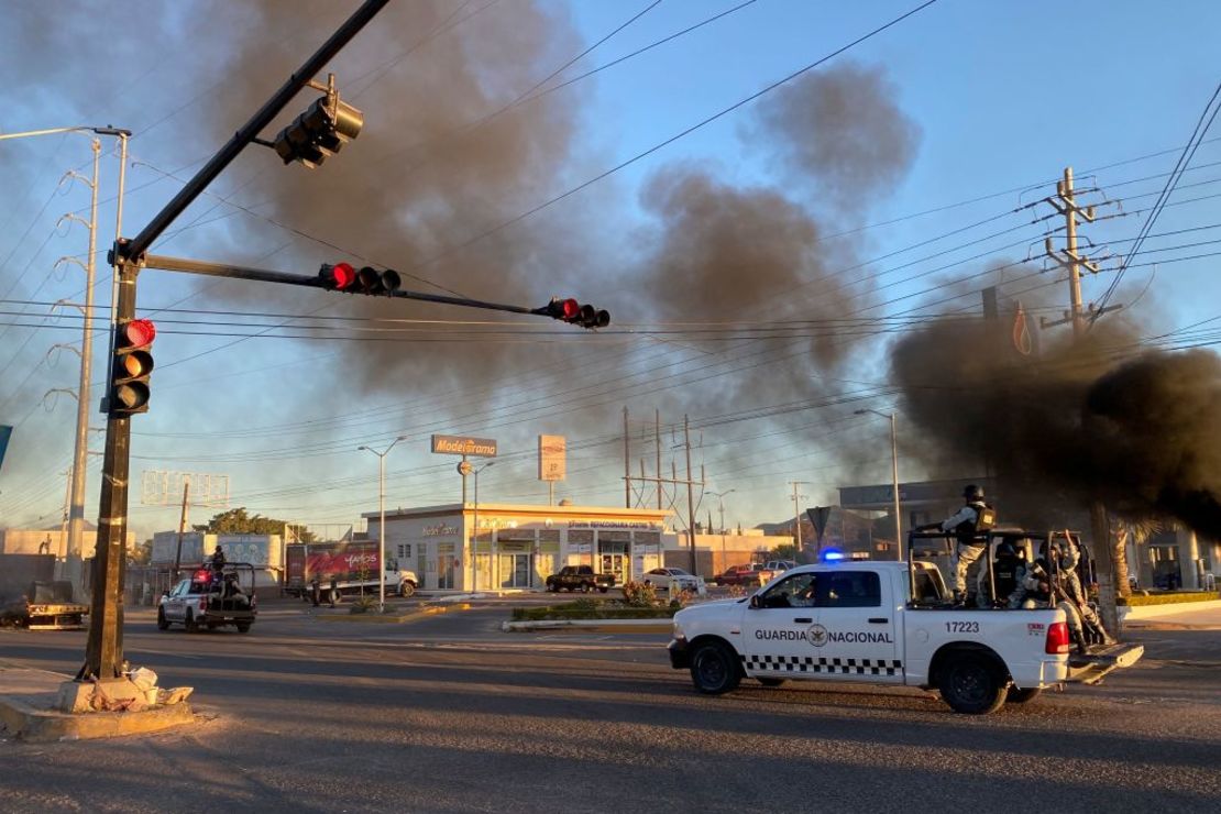 Miembros de la Guardia Nacional patrullan las calles durante un operativo para arrestar al hijo de Joaquín "El Chapo" Guzmán, Ovidio Guzmán, en Culiacán, estado de Sinaloa, México, el 5 de enero de 2023.