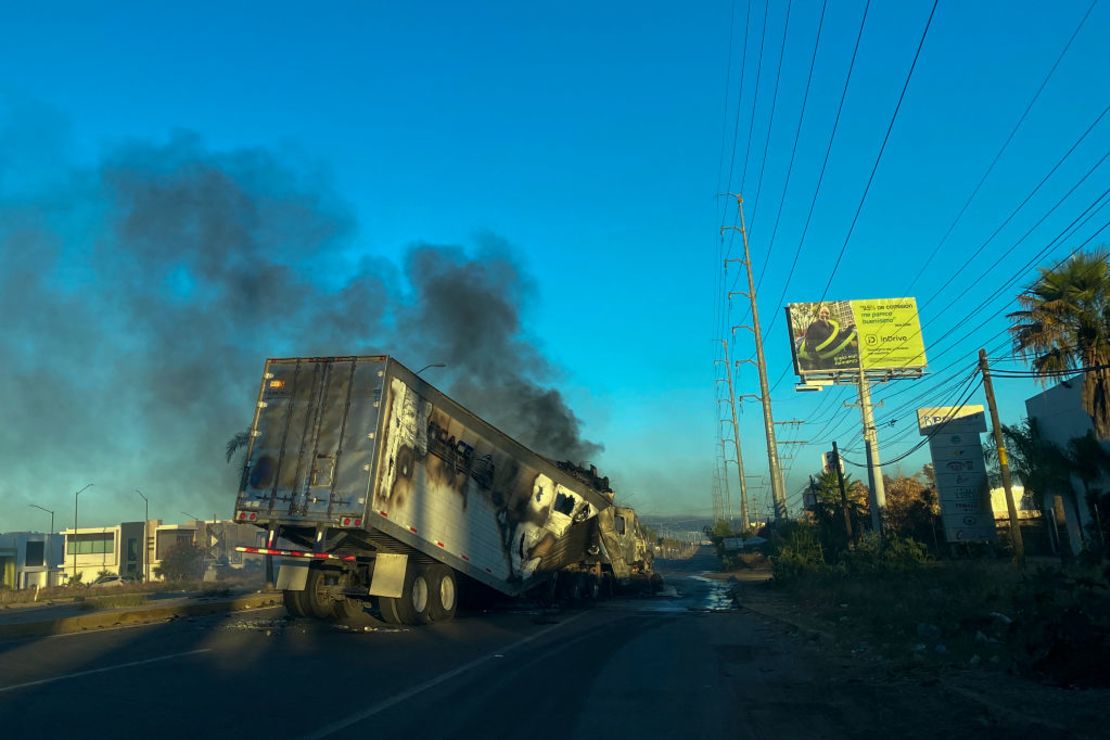 Un camión en llamas al otro lado de la calle durante una operación para arrestar al hijo de Joaquín "El Chapo" Guzmán, Ovidio Guzmán, en Culiacán, Sinaloa, México, el 5 de enero de 2023. - Se reportaron tiroteos intensos y quema de vehículos el jueves en el operativo.