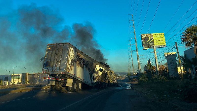 Enfrentamientos y bloqueos en las vías de culiacán, méxico, por la operación de captura de ovidio guzmán | cnn