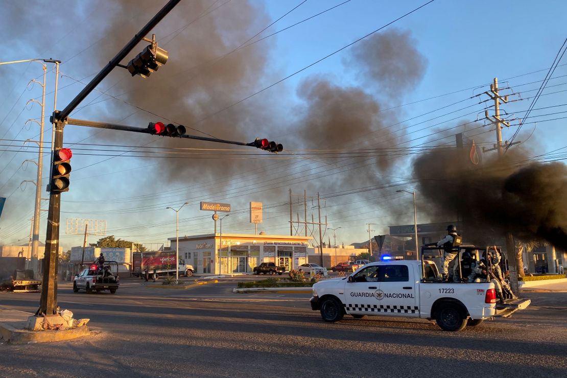 Miembros de la Guardia Nacional patrullan las calles durante un operativo para detener al hijo de Joaquín el Chapo Guzmán, Ovidio Guzmán, en Culiacán, estado de Sinaloa, México, el 5 de enero de 2023.