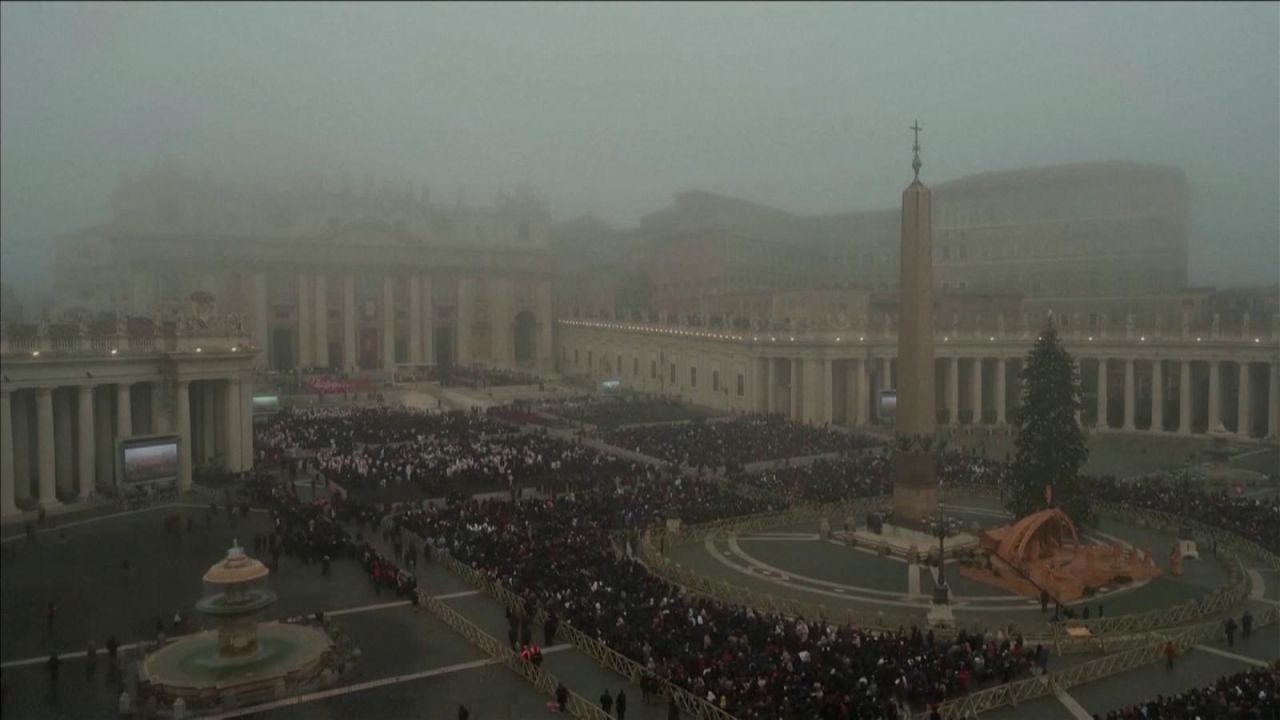 CNNE 1323567 - timelapse muestra a la multitud que dijo adios a benedicto xvi