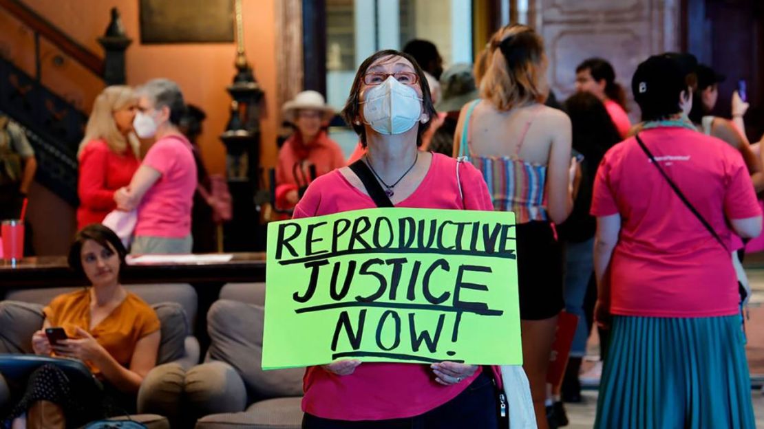 Andrea Kaniarz, de Lexington, observa la reunión de la Cámara de Representantes de Carolina del Sur durante la discusión de un proyecto de ley que prohíbe la mayoría de los abortos, en Columbia, Carolina del Sur, el 27 de septiembre de 2022. Crédito: Tracy Glantz/The State/Tribune News Service vía Getty Images