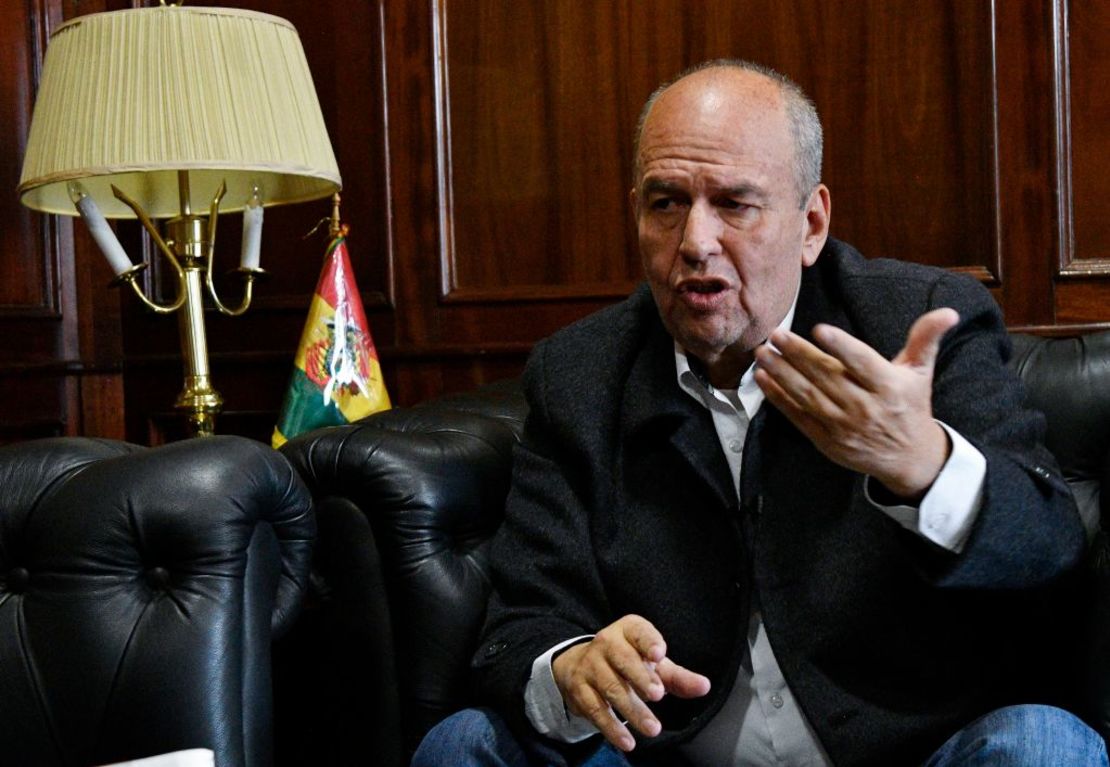 El entonces ministro de Gobierno interino de Bolivia, Arturo Murillo, gesticula durante una entrevista con AFP en La Paz, el 6 de diciembre de 2019. Crédito: AIZAR RALDES/AFP vía Getty Images