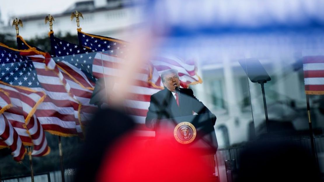 El entonces presidente de Estados Unidos, Donald Trump, habla con sus seguidores cerca de la Casa Blanca el 6 de enero de 2021 en Washington Crédito: BRENDAN SMIALOWSKI/AFP a través de Getty Images