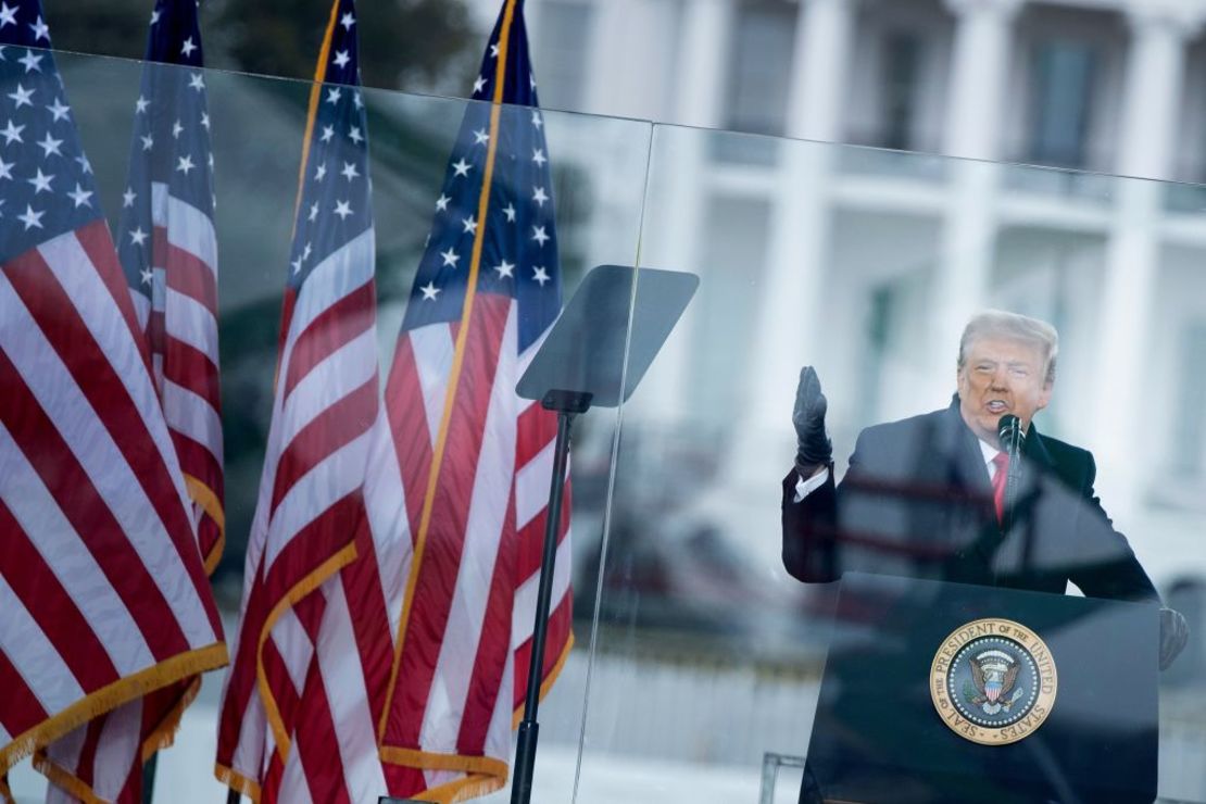 Trump hablando a sus segudores el 6 de enero de 2021. Crédito: BRENDAN SMIALOWSKI/AFP via Getty Images)