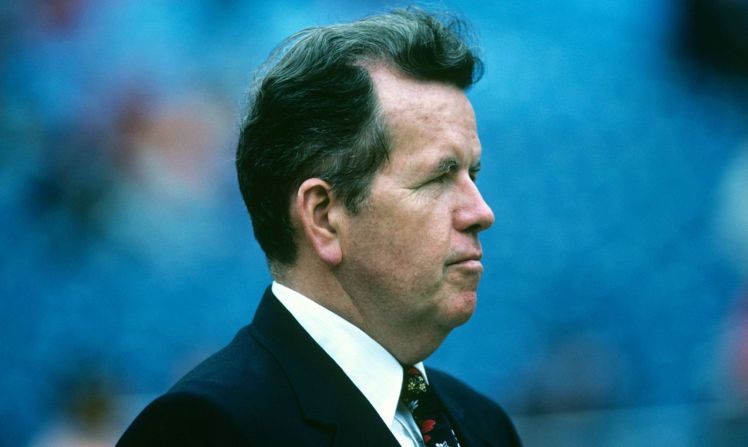 Art McNally, el "padre de la repetición instantánea" y el primer oficial de juego en ingresar al Salón de la Fama del Fútbol Americano Profesional, murió el 1 de enero a los 97 años.