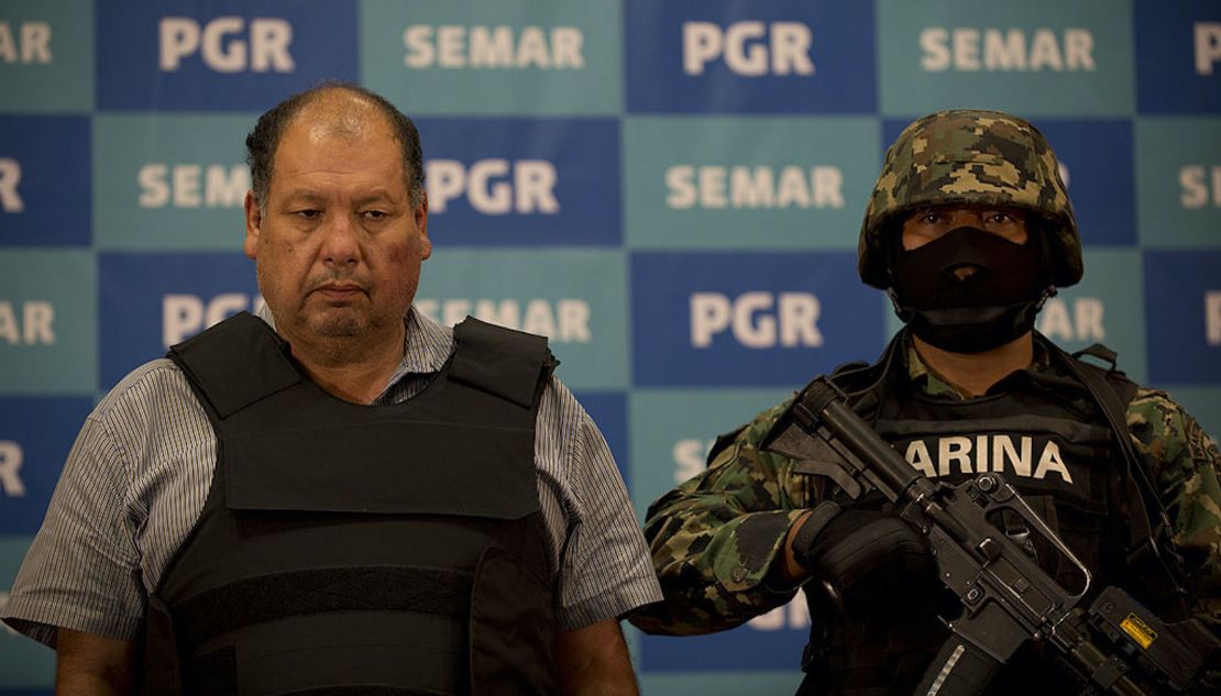 de la Armada de México escoltan a Mario Cárdenas Guillén, alias "El M-1" y presunto líder del cártel de la droga del Golfo, durante su presentación a la prensa en la Ciudad de México el 4 de septiembre de 2012.